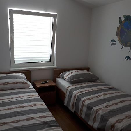 Apartmani Andrea Karlobag Eksteriør billede