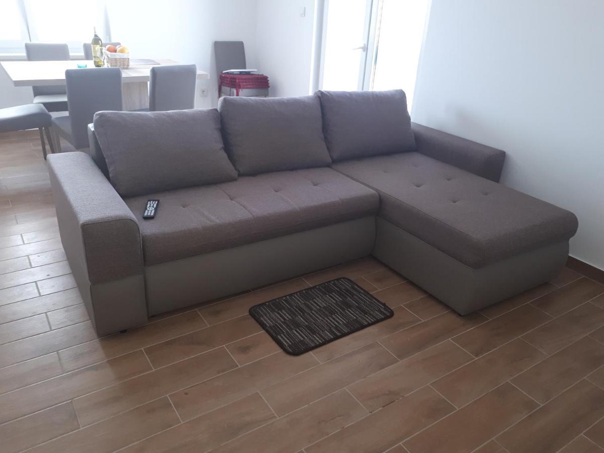 Apartmani Andrea Karlobag Eksteriør billede