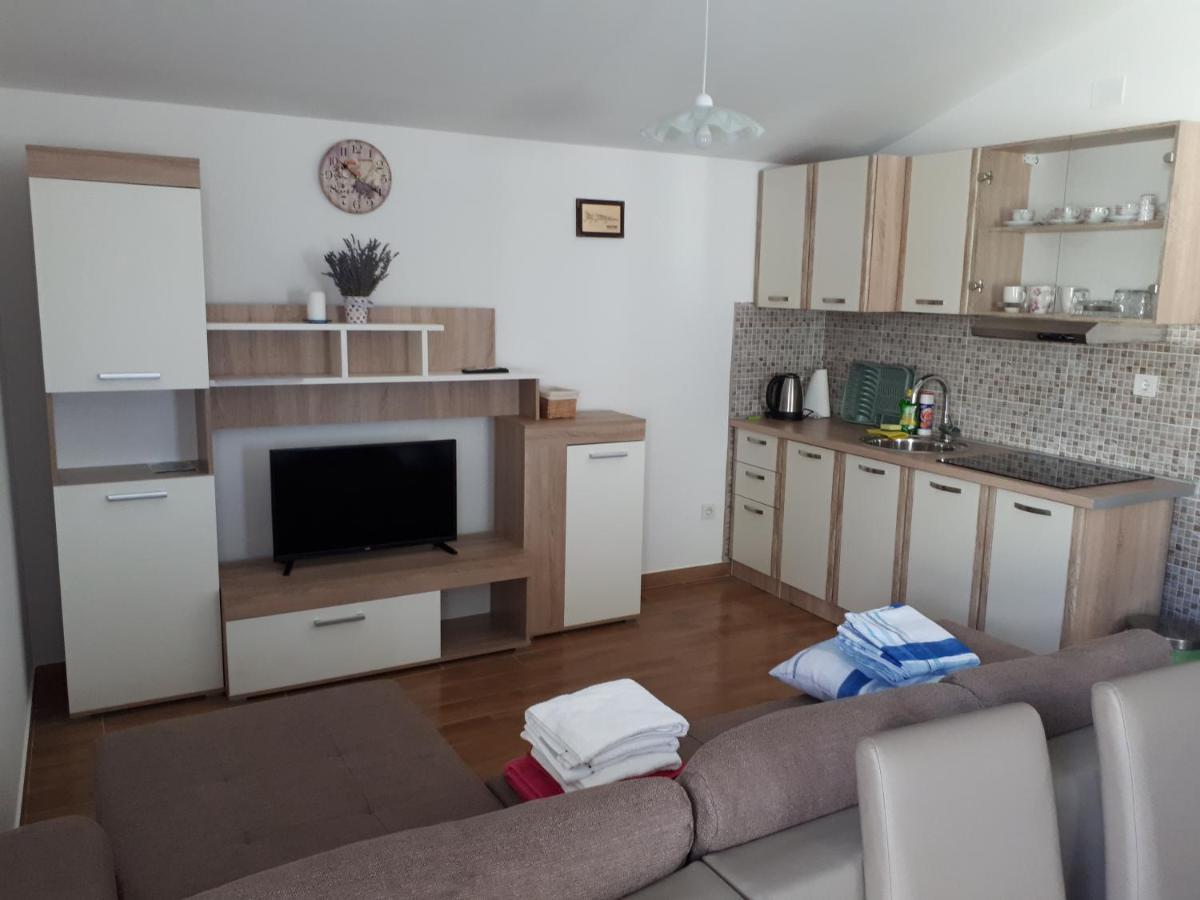Apartmani Andrea Karlobag Eksteriør billede