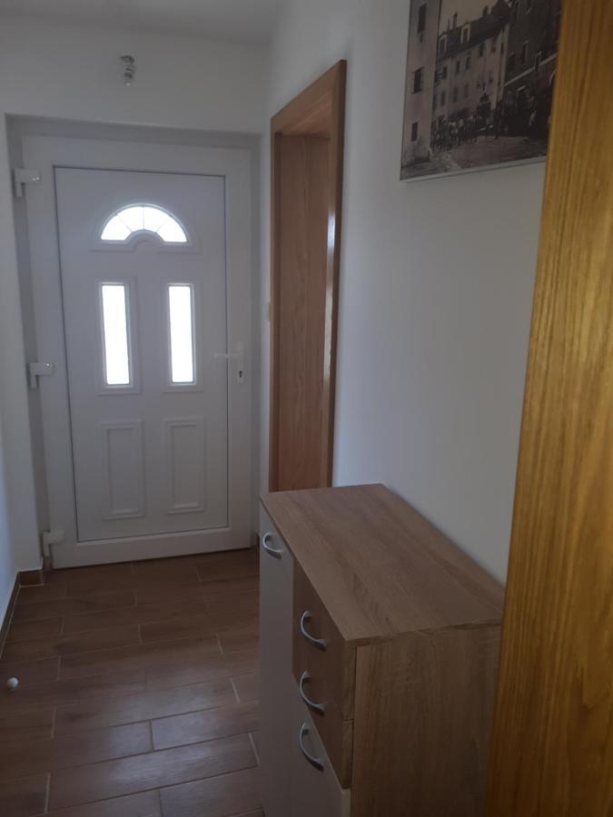 Apartmani Andrea Karlobag Eksteriør billede