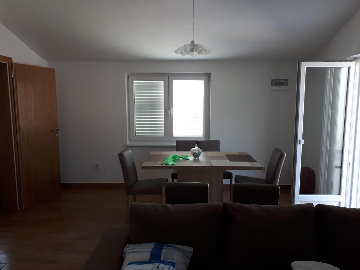 Apartmani Andrea Karlobag Eksteriør billede