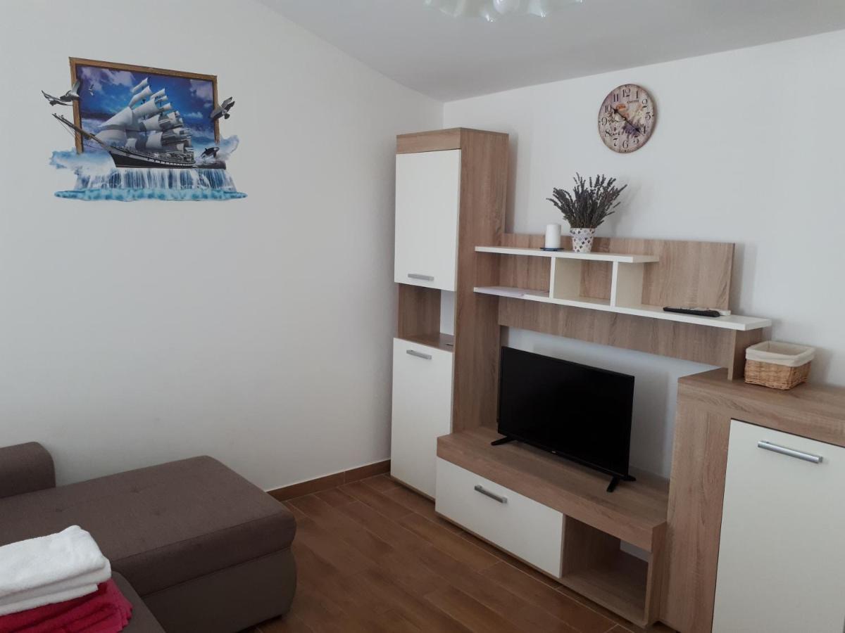 Apartmani Andrea Karlobag Eksteriør billede