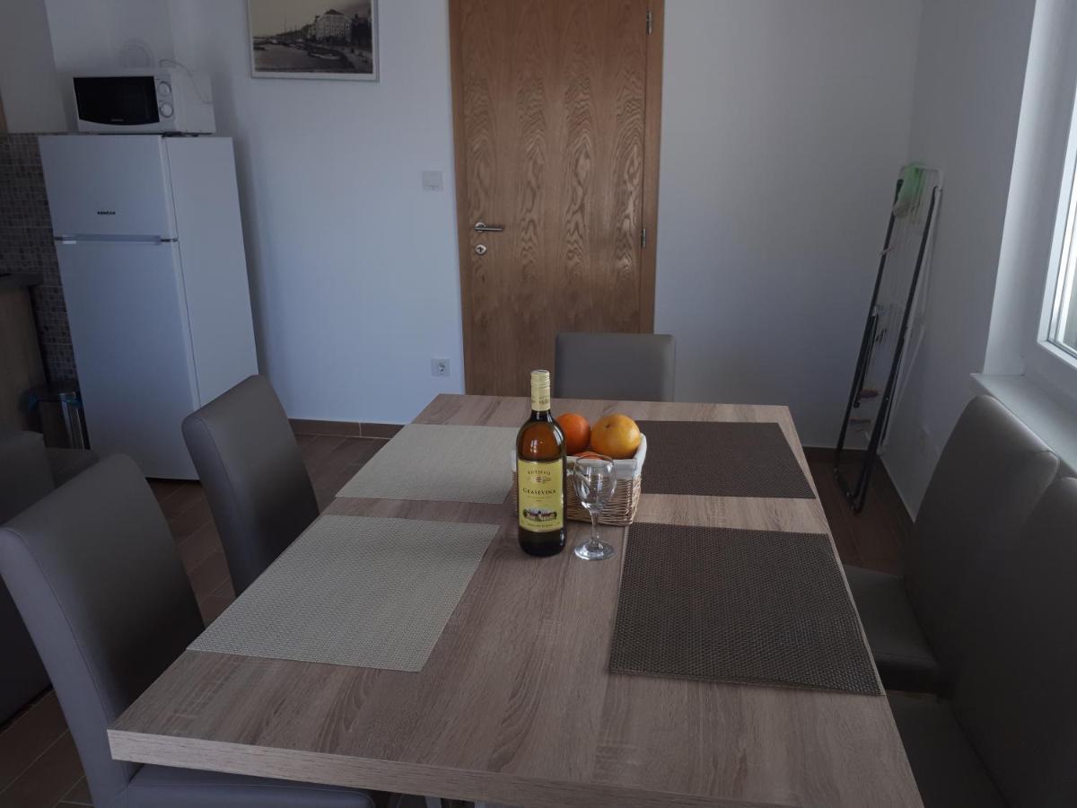 Apartmani Andrea Karlobag Eksteriør billede