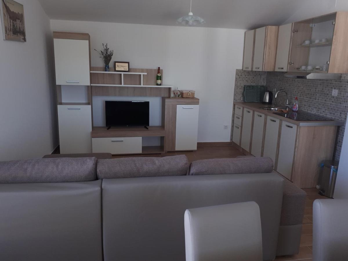 Apartmani Andrea Karlobag Eksteriør billede