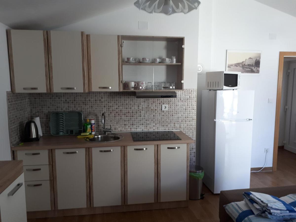 Apartmani Andrea Karlobag Eksteriør billede