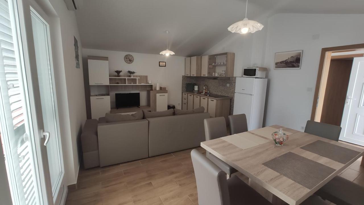 Apartmani Andrea Karlobag Eksteriør billede