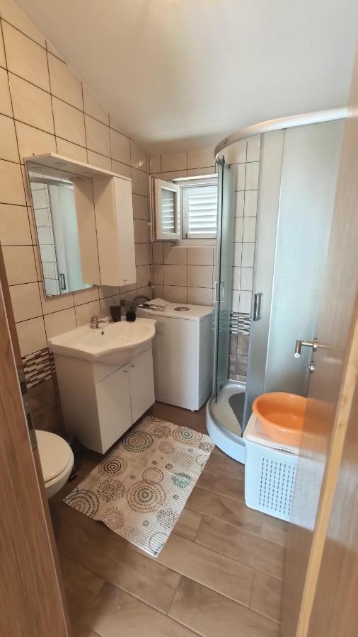 Apartmani Andrea Karlobag Eksteriør billede