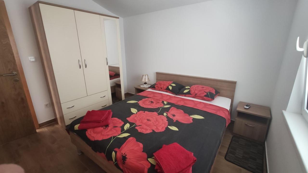 Apartmani Andrea Karlobag Eksteriør billede