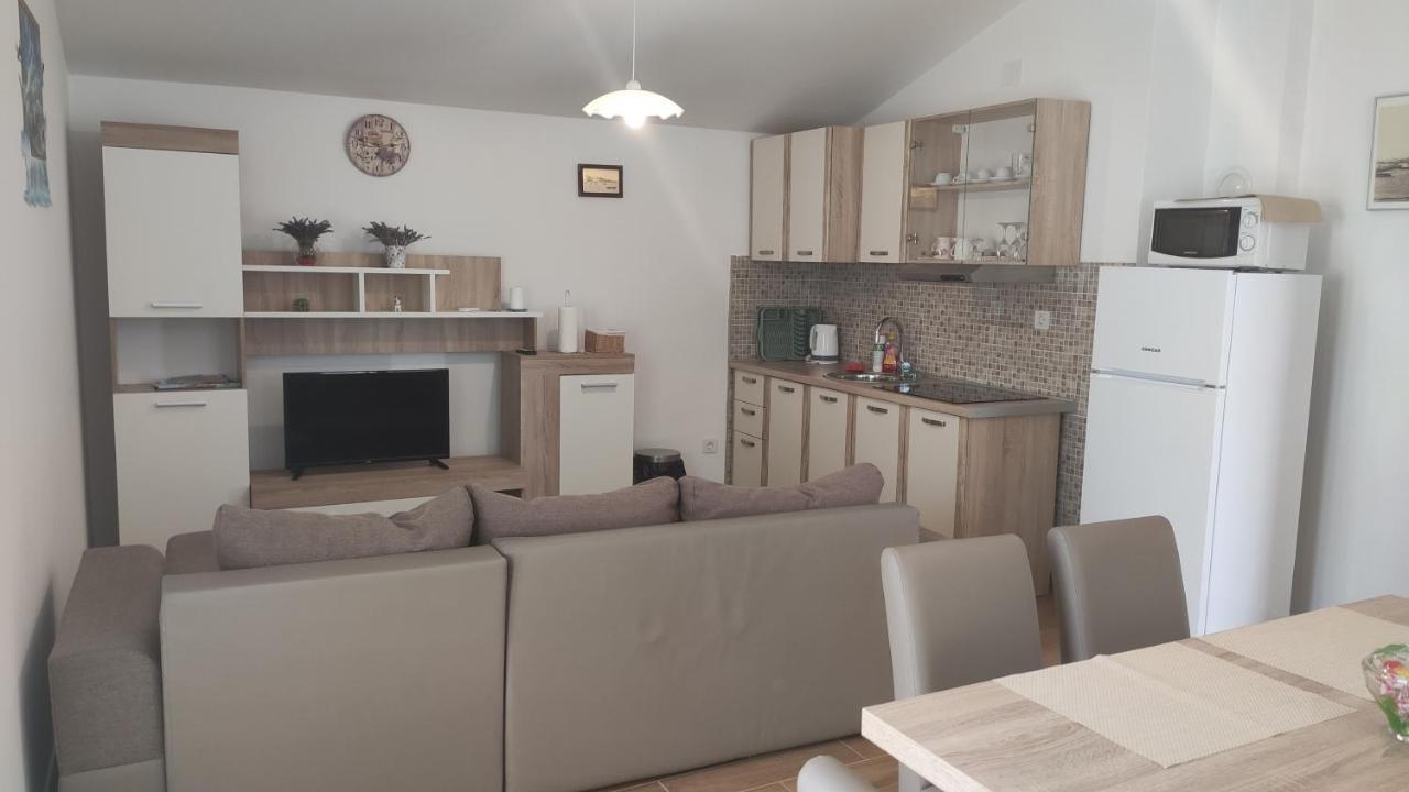 Apartmani Andrea Karlobag Eksteriør billede