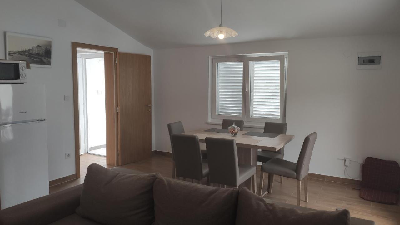 Apartmani Andrea Karlobag Eksteriør billede