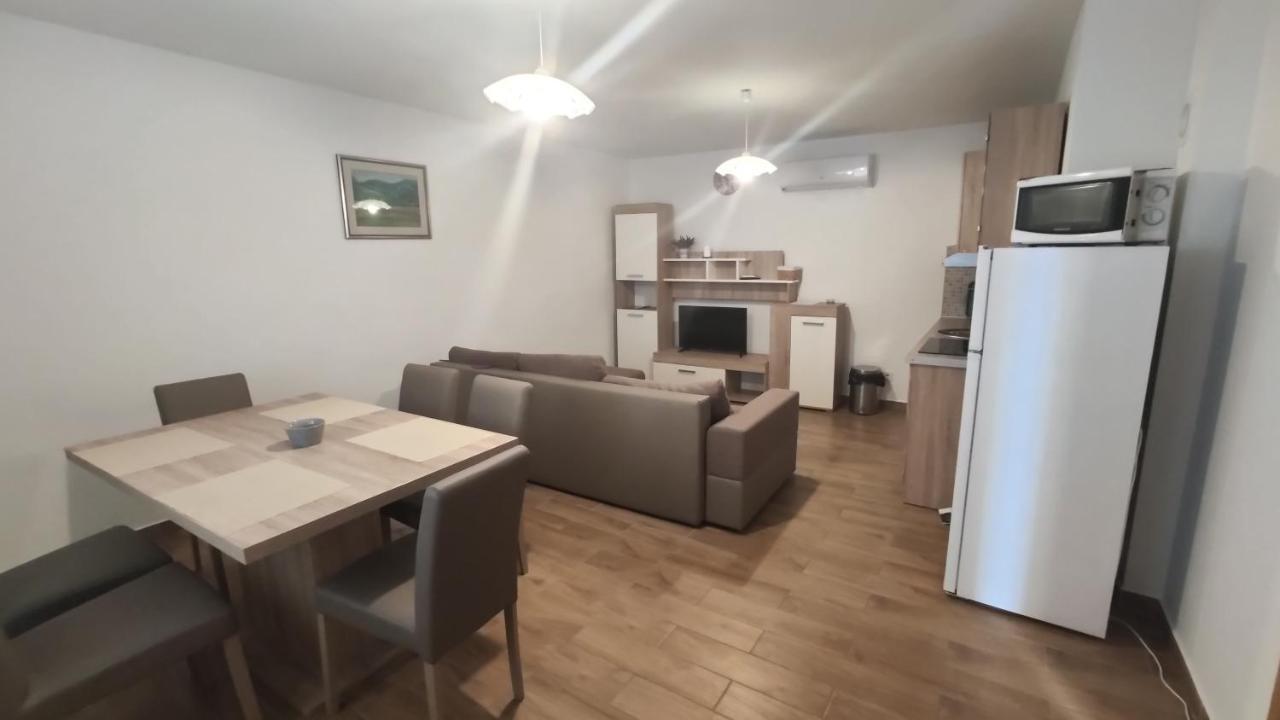 Apartmani Andrea Karlobag Eksteriør billede