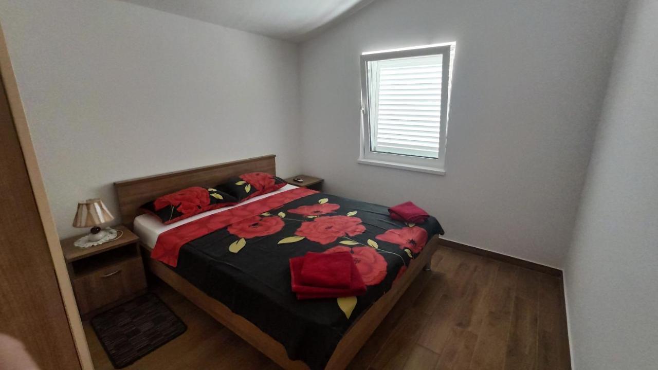 Apartmani Andrea Karlobag Eksteriør billede