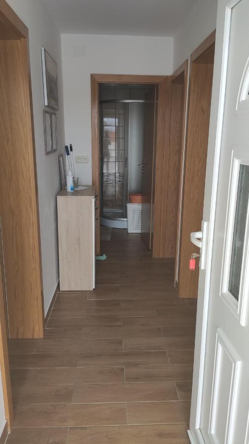 Apartmani Andrea Karlobag Eksteriør billede